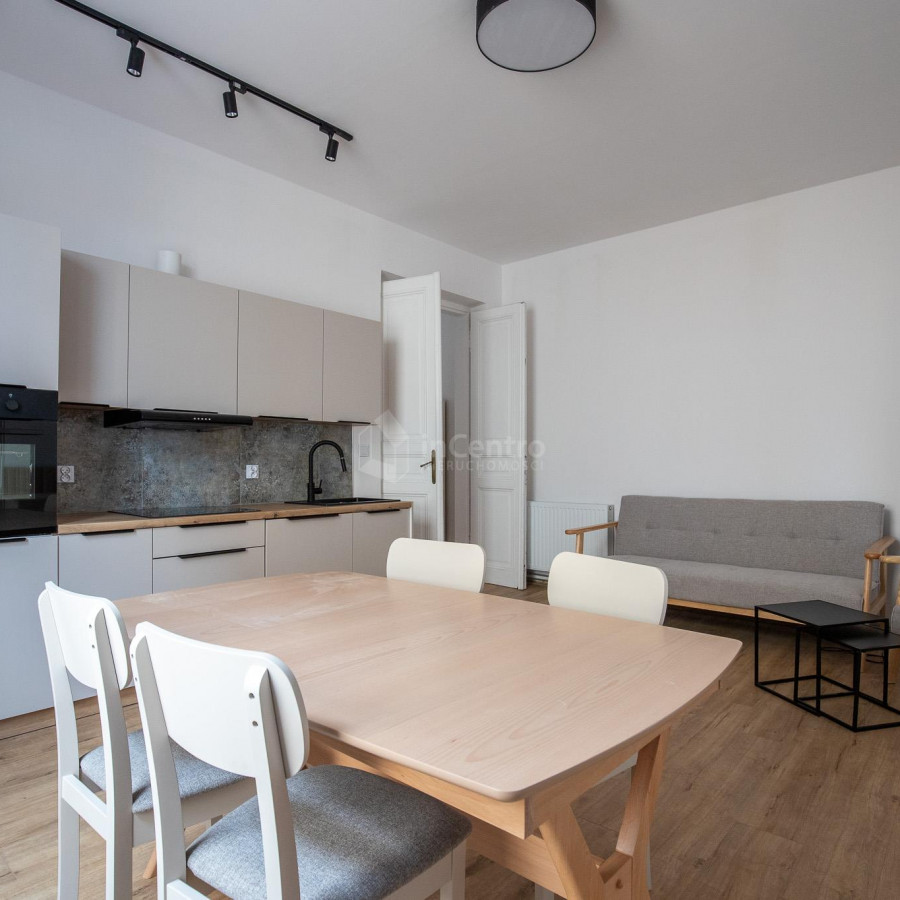 małopolskie, Krak&oacute;w, Stare Miasto, Karmelicka, Przestronne mieszkanie, 64m2. Karmelicka 18.